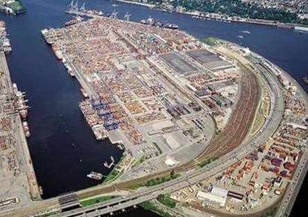 Baustelle am Burchardkai in Hamburg mit schweren Maschinen und Bauarbeitern bei der Erweiterung des Terminals.