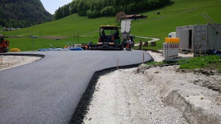 Blick auf die Kreisstraße BGL 5 in Marktschellenberg während der Ausbauarbeiten.