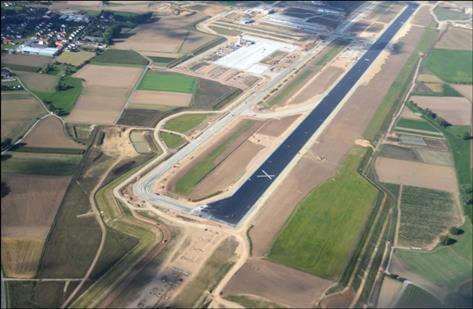 Blick auf den neu gestalteten Terminal des Verkehrsflughafens Kassel-Calden.
