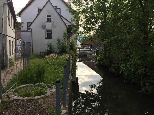 Baugrube der Scheerermühle in Oberkochen während der Wasserhaltungsmaßnahmen.