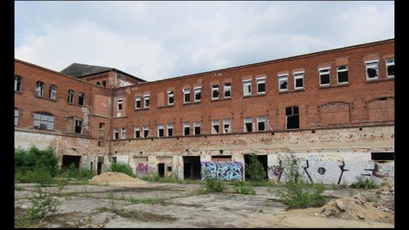Ehemaliger Wäschereistandort Rewatex in Berlin-Spindlersfeld, Fokus auf historische Gebäudestruktur und Umgebung.