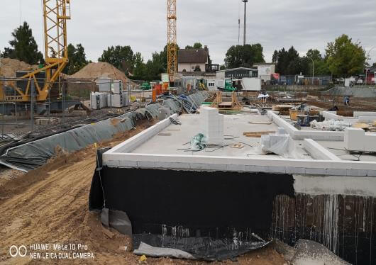Ansicht des ehemaligen ABB Geländes in Ladenburg, zeigt Industriearchitektur und umliegende Landschaft.