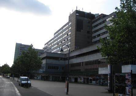 Verwaistes Einkaufszentrum in Hamburg Altona mit grauer Fassade und zerbrochenen Fenstern.