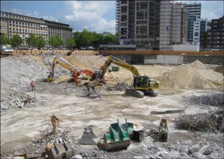 Verfallenes Einkaufszentrum in Hamburg Altona, mit zerbrochenen Fenstern und überwucherten Außenbereichen.