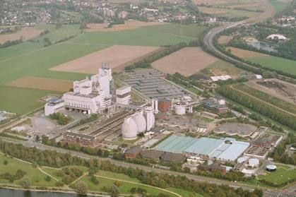 Blick auf das Klärwerk Krefeld mit neuen Erweiterungen und optimierten Anlagen zur Abwasserbehandlung.