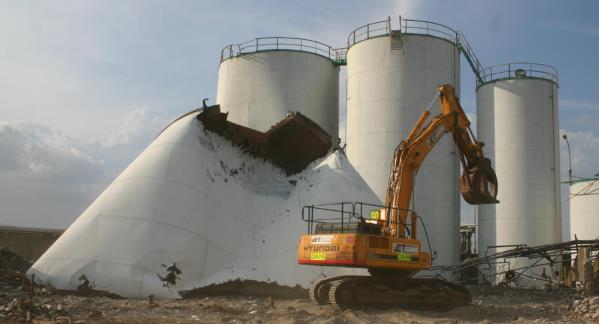 Blick auf die Baustelle des Rückbauprojekts Hainan Road in Durban, Südafrika, mit schwerem Baugerät und Rohmaterialien.