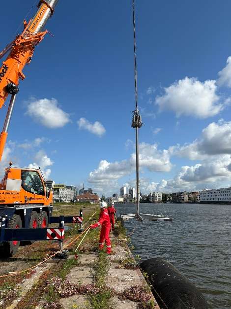 Blick auf die Kajensanierungsarbeiten an der Külkenhalbinsel in Bremerhaven, mit Baustellenfahrzeugen und Materialien.