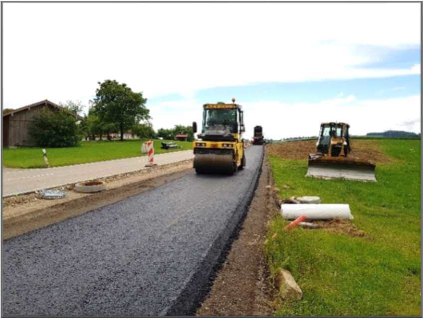 Sicht auf den neu angelegten Geh- und Radweg entlang der Kr TS 8 zwischen Aiglsham und Herndling, Bayern.