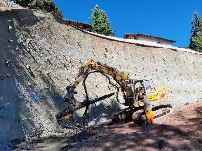 Bauarbeiter bei der Errichtung der Rettungsstraße mit Hangsicherung in Altensteig, Baden-Württemberg.