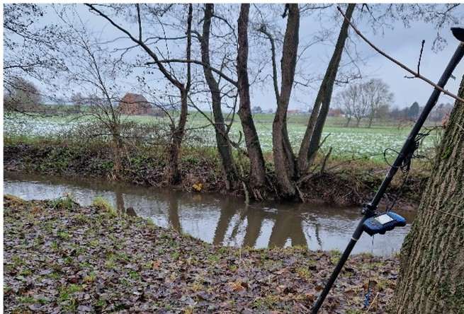 Flusslandschaft der Twiste mit naturnahen Uferzonen zur Förderung des ökologischen Hochwasserschutzes.