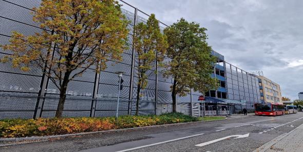 Blick auf das P+R Parkhaus in Filderstadt-Bernhausen, modern und funktional gestaltet.