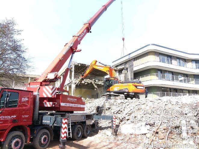 Rückbauarbeiten am Altbau der Gotthard-Müller-Schule in Filderstadt-Bernhausen, Baustelle mit Baufahrzeugen und Abbruchmate