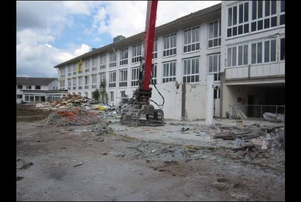 Rückbau des ehemaligen Krankenhauses in St. Georgen: Sicht auf die Baustelle mit Abbrucharbeiten und Baugeräten.