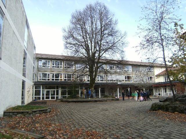 Modernes Schulgebäude des Schulzentrums Isny im Allgäu mit großzügigen Fenstern und ansprechender Architektur.