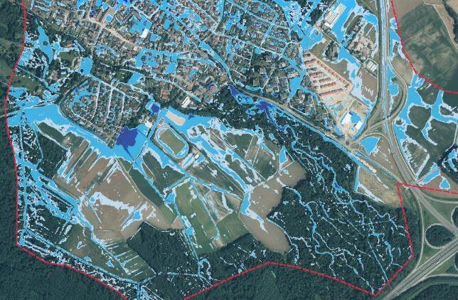 Grafik zeigt Starkregenrisiken in Umkirch, mit betroffenen Gebieten und präventiven Maßnahmen zur Risikominderung.