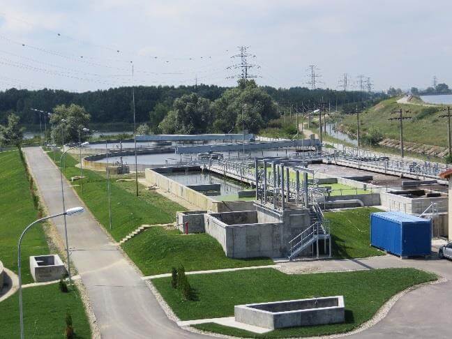 Ansicht der Kläranlage Slatina vor dem Umbau, zeigt bestehende Strukturen und Gelände.