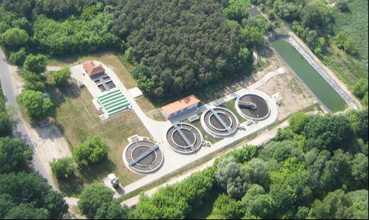 Blick auf die Zentralkläranlage Zossen, zeigt moderne Klärtechnik und Umgebung in Brandenburg.
